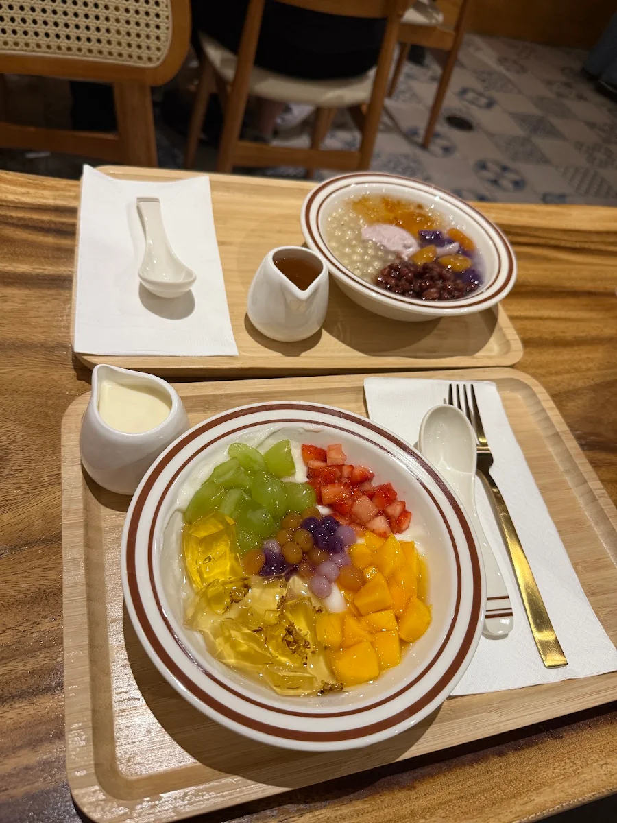 fresh fruit taro balls iced 鲜果芋圆小丸子冰